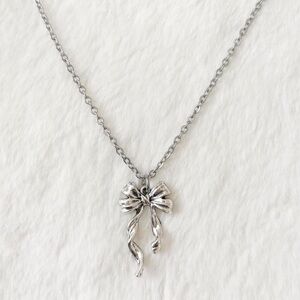 5/$15 🩷 MUST BUNDLE Silver Bow Pendant Necklace